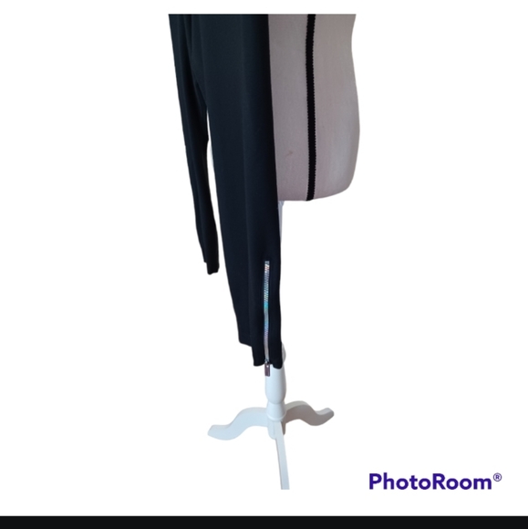 Leggings  Nike  brand black with zipper on each bottom  side. - Picture 3 of 5